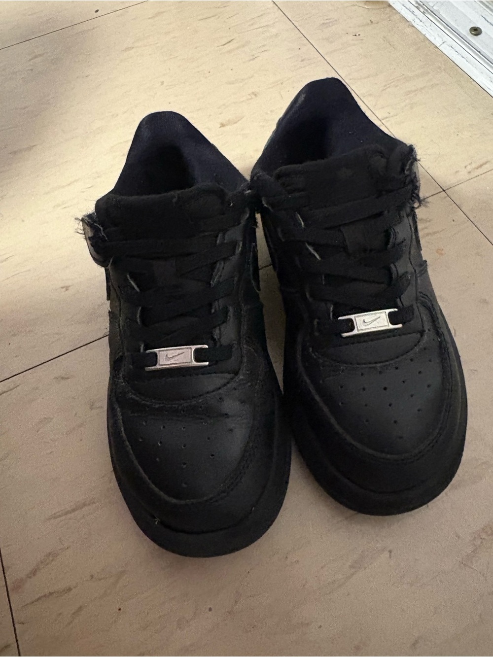Nike Black Low-Top Kids Sneakers with Silver Lace Tags - Picture 3 of 3